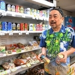 オリオンビールの復帰５０年記念商品などを前に、ドラマ効果を語る「わした神戸三宮店」の谷田和彦さん＝神戸市中央区（撮影・坂井萌香）