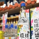 ドラマと連携した泡盛の限定酒＝神戸市中央区（撮影・坂井萌香）