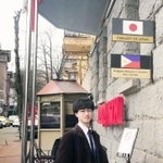 ウクライナの首都キーウの日本大使館前に立つ渡谷奏一郎さん＝２０２０年３月（渡谷さん提供）