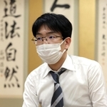将棋のお～いお茶杯第６３期王位戦の挑戦者決定戦で池永天志五段に勝ち、感想戦で対局を振り返る豊島将之九段＝大阪市福島区、関西将棋会館