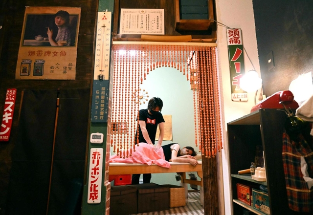 レトロな趣が漂う不思議な院内＝神戸市中央区元町通５、ロマン整骨院