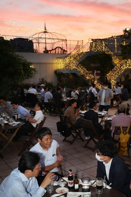 夕涼みしながらビールや料理を楽しむ人たち＝神戸市中央区明石町、「旧居留地ビアガーデン」（撮影・長嶺麻子）