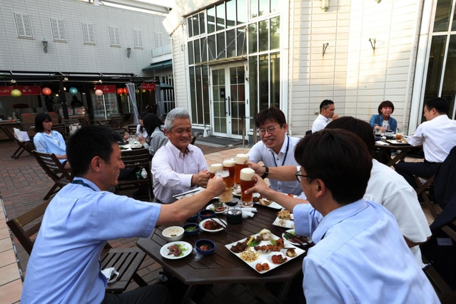 夕涼みしながらビールや料理を楽しむ人たち＝神戸市中央区明石町、「旧居留地ビアガーデン」（撮影・長嶺麻子）