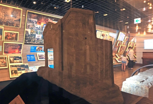 「神戸の壁」のレプリカや、震災の記憶を伝える写真が並ぶ伝承空間＝神戸市長田区腕塚町５