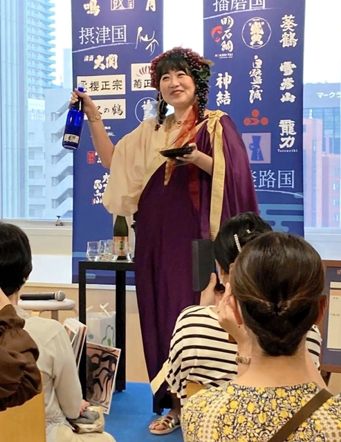 「西洋風の建築や洋菓子などの港のイメージがありながらも、酒造りのように古くからの伝統も兼ね備えているのが兵庫の魅力」と語った藤村シシンさん＝神戸市中央区（提供写真）