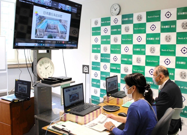 日銀本店から神戸市立宮本小学校とつないで展開されたオンライン授業＝東京都中央区
