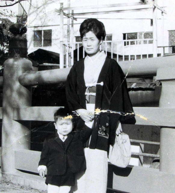 幼い日の勝利さんと、和服姿の母・玉枝さん＝１９７０年ごろ、神戸市長田区（提供）