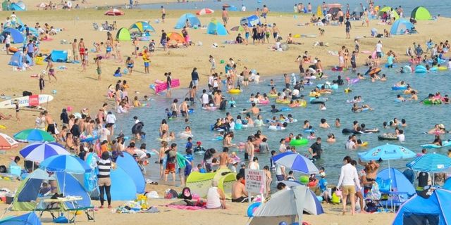 コロナ禍前のアジュール舞子。家族連れでにぎわう海辺＝２０１５年８月、神戸市垂水区海岸通