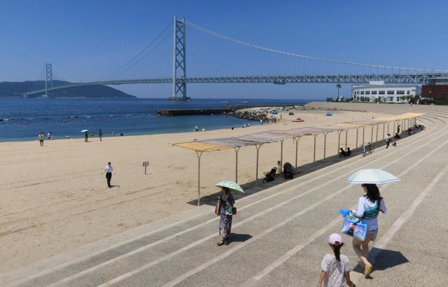 コロナ禍で海水浴場として開設されず、人影の少ない砂浜＝２０２１年７月、神戸市垂水区、アジュール舞子