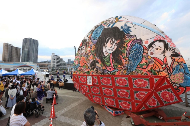 ミナト神戸に登場した「弘前ねぷた」の灯籠＝３日夕、神戸市中央区東川崎町１（撮影・吉田敦史）