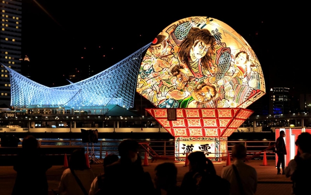 神戸港の夜景をバックに、雄姿を披露した「弘前のねぷた」＝３日夜、神戸市中央区東川崎町１（撮影・吉田敦史）