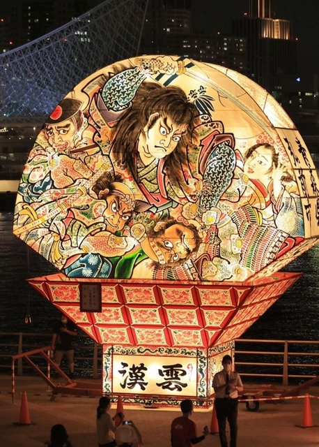 神戸の夜景を背に明かりがともされた「弘前ねぷた」の灯籠＝３日夜、神戸市中央区東川崎町１（撮影・吉田敦史）