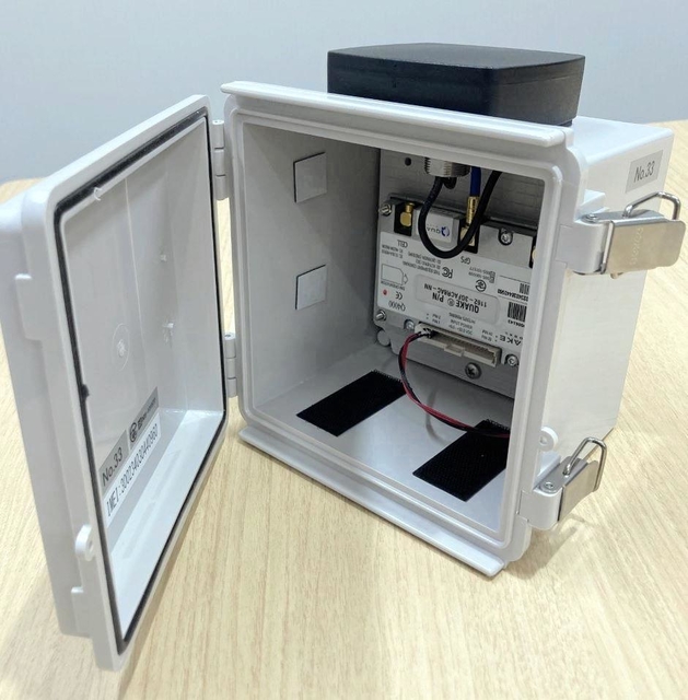 衛星通信を活用し、経度や緯度などの情報を陸に伝える「トラッキング装置」＝西宮市芦原町、古野電気