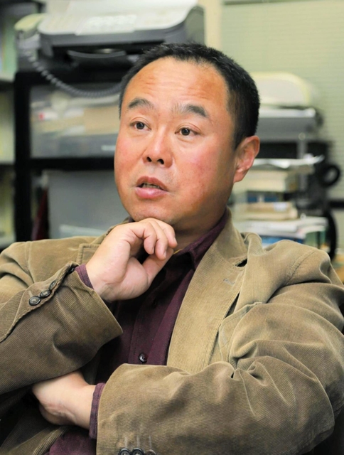 日韓を取り巻く現状について解説する神戸大大学院国際協力研究科の木村幹教授＝神戸市灘区六甲台町