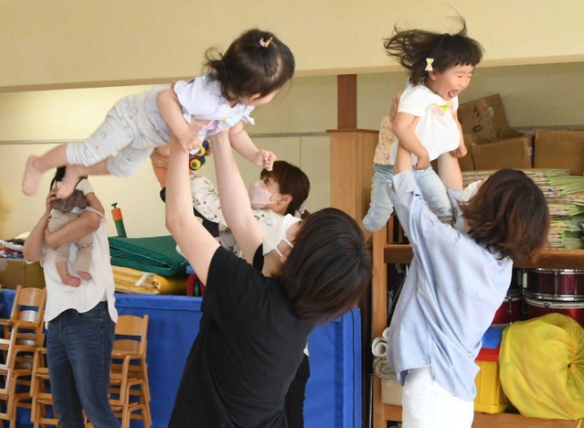 音楽に合わせて体を動かす親子＝神戸市北区泉台５、正英幼稚園