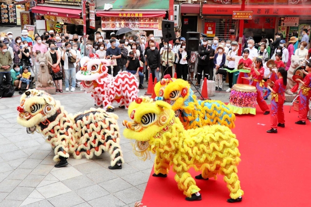 ３年ぶりの開催となった端午節のイベント。獅子舞が披露され、大勢の観光客が見守った＝５日午前、神戸市中央区元町通１