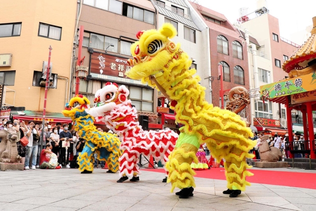 ３年ぶりの開催となった端午節のイベント。獅子舞が披露され、大勢の観光客が見守った＝５日午前、神戸市中央区元町通１