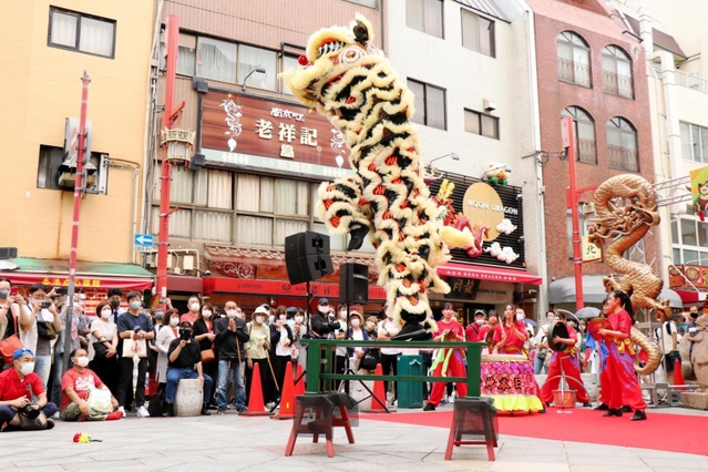 ３年ぶりの開催となった端午節のイベント。獅子舞が披露され、大勢の観光客が見守った＝５日午前、神戸市中央区元町通１