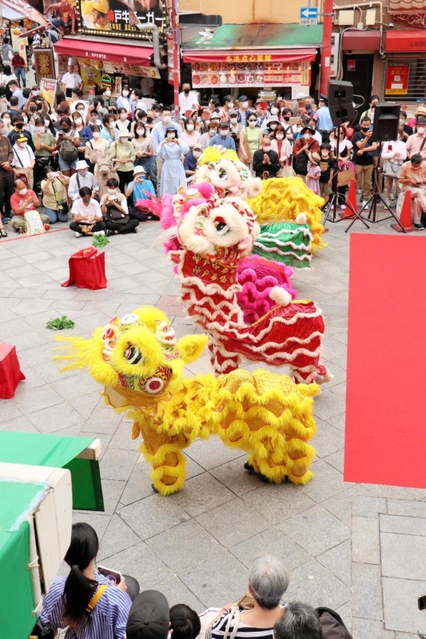 ３年ぶりの開催となった端午節のイベント。獅子舞が披露され、大勢の観光客が見守った＝５日午前、神戸市中央区元町通１