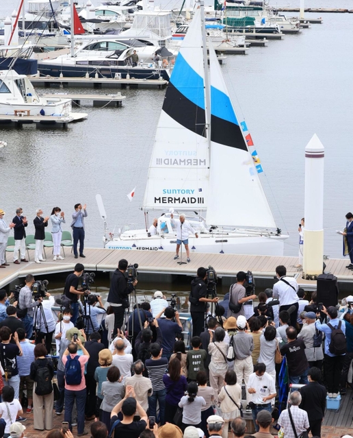 無事に帰港し、上陸した堀江謙一さん（中央）＝５日午後、兵庫県西宮市西宮浜４（撮影・鈴木雅之）