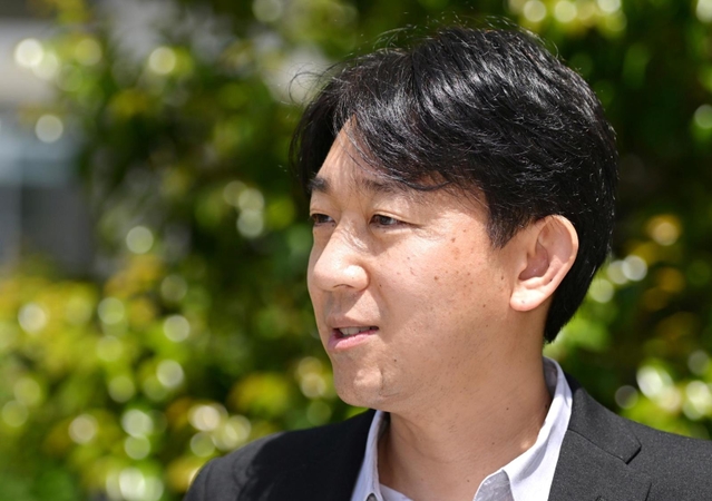 「『朱色の化身』の取材でお会いしたのは魅力的な人ばかり。その人たちに助けられた」と語る塩田武士さん＝京都市下京区（撮影・秋山亮太）