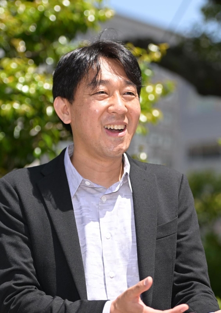 「新聞記者だった１０年は宝物。その基礎があるから仕事を続けている」と語る塩田武士さん＝京都市下京区（撮影・秋山亮太）