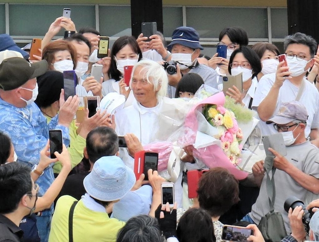 詰めかけた人々に祝福される堀江謙一さん＝５日午後、西宮市西宮浜４、新西宮ヨットハーバー（撮影・斎藤雅志）