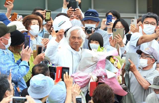 航海を終え、大勢の人に迎えられる堀江謙一さん＝５日午後、西宮市西宮浜４、新西宮ヨットハーバー（撮影・斎藤雅志）