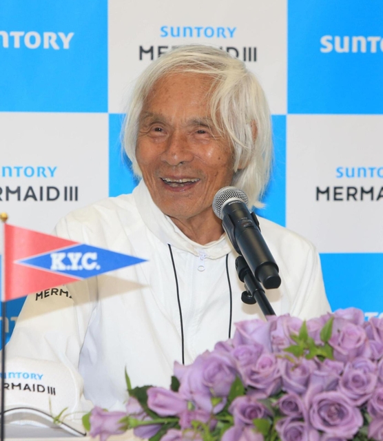 記者会見で航海を振り返る堀江謙一さん＝５日午後、西宮市西宮浜４、新西宮ヨットハーバー（撮影・斎藤雅志）