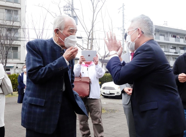 西宮市長選で石井登志郎氏の応援演説に立った泉房穂・明石市長と話す石井一氏（左）＝２０２２年３月２０日、西宮市内