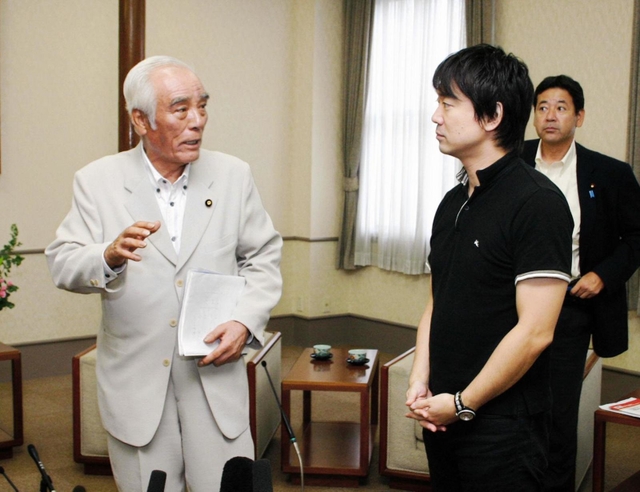 伊丹空港の廃港と跡地の活用策について話し合う橋下徹大阪府知事と石井一参院議員（左）＝２０１０年８月９日、大阪府庁