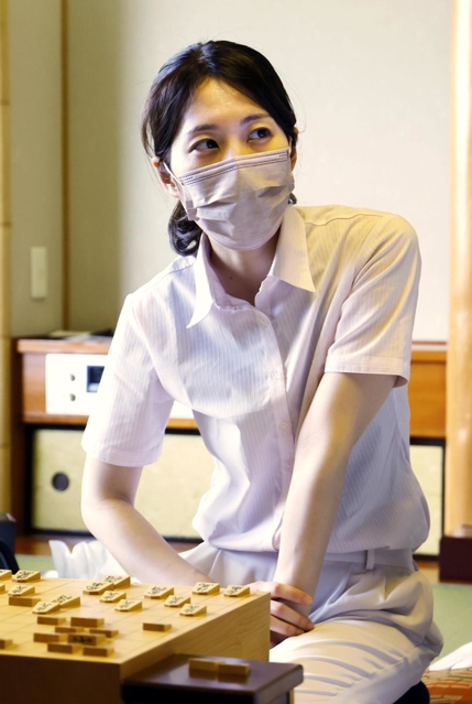 女流王位戦第４局を制し、タイトルを防衛した里見香奈女流王位＝７日午後、徳島市、ＪＲホテルクレメント徳島