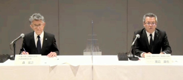 オンライン会見に臨む川崎重工業の渡辺達也専務執行役員（右）と川重冷熱工業の森宏之新社長＝７日午後、東京都内