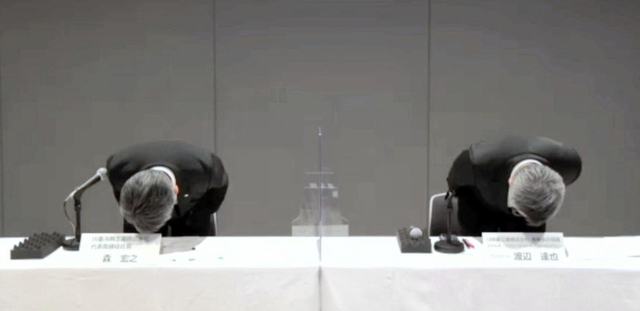 オンライン会見で頭を下げる川崎重工業の渡辺達也専務執行役員（右）と川重冷熱工業の森宏之新社長＝７日午後、東京都内