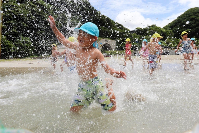 勢いよく海へ飛び込む園児たち＝８日午前、兵庫県新温泉町諸寄
