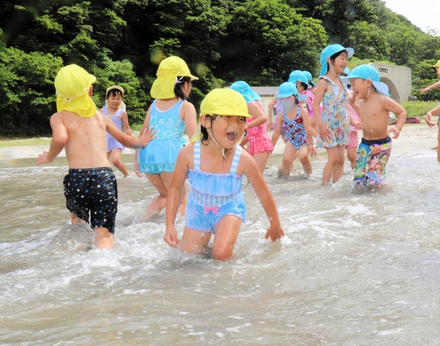 勢いよく海へ飛び込む園児たち＝８日午前、兵庫県新温泉町諸寄