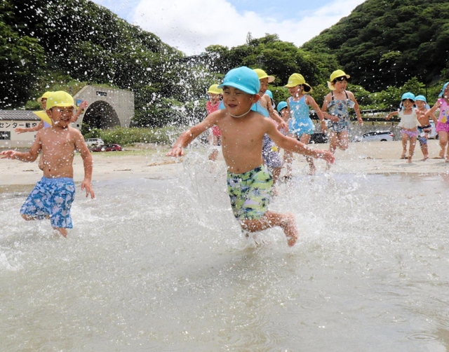 勢いよく海へ飛び込む園児たち＝８日午前、兵庫県新温泉町諸寄