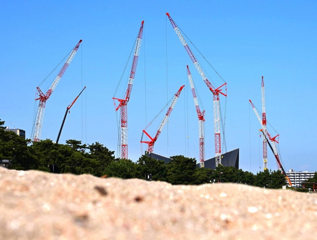 新施設の建設現場に立ち並ぶ、しま模様の巨大なクレーン。ニシキアナゴのようにも見える＝神戸市須磨区若宮町１