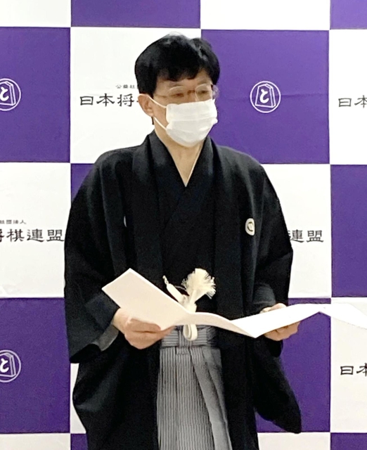 推戴状を受けた谷川浩司１７世永世名人＝９日午後、東京都渋谷区、将棋会館