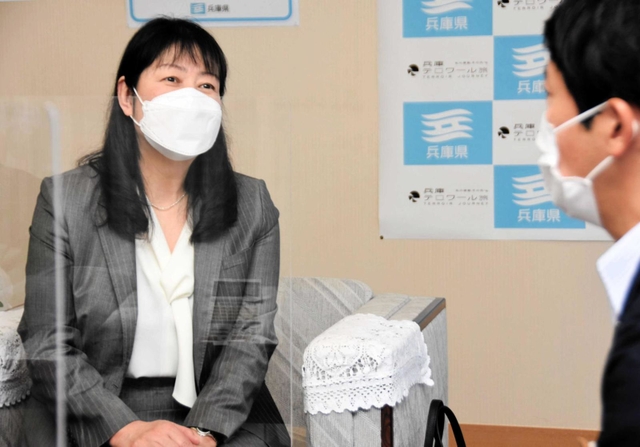斎藤元彦知事（右）と面談する永原郁子代表＝兵庫県庁