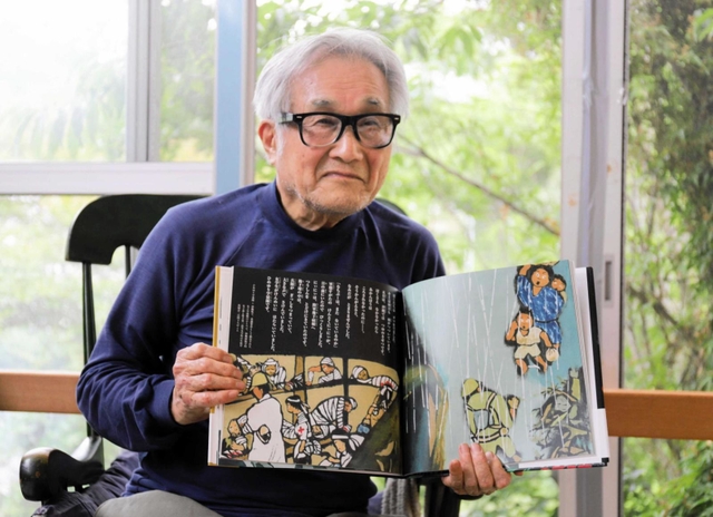 絵本を手にして創作過程を振り返る田島征彦さん＝淡路市