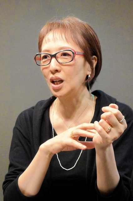 「言いたいことも言えずに生きたオモニの人生を思うと、複雑な心境です」と語るヤンヨンヒ監督＝大阪市内