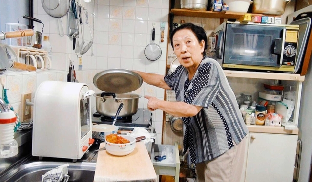 「スープとイデオロギー」の一場面。スープを仕込むオモニ（（ｃ）ＰＬＡＣＥＴＯＢＥ，ＹａｎｇＹｏｎｇｈｉ）