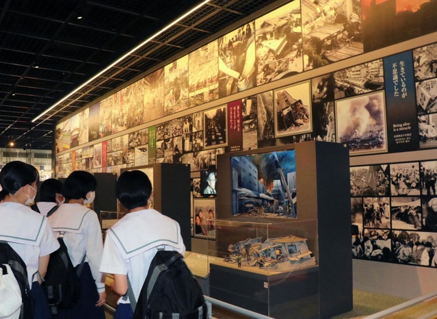 人と防災未来センターの展示を見て回る中学生＝神戸市中央区脇浜海岸通１