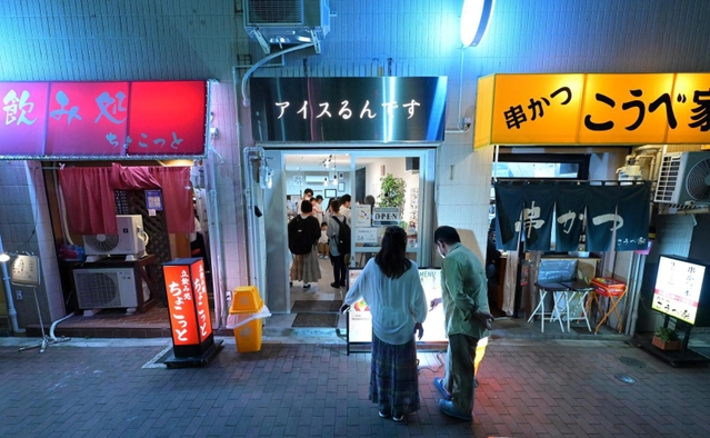 兵庫県でも増えつつある「夜アイス」の店。板宿駅近くの専門店では行列ができる日も多いという＝神戸市須磨区平田町１（撮影・秋山亮太）