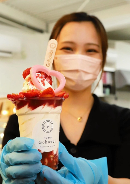 たっぷりのソフトクリームにフルーツが載ったパフェ＝西宮市鳴尾町３、「１９時のＧｏｈｏｕｂｉ鳴尾店」（撮影・霍見真一郎）