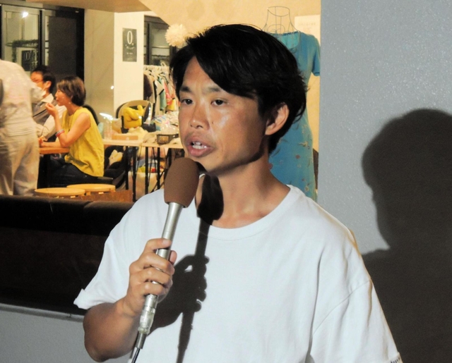 落選の一報を受け、インタビューに答える久本和明氏＝加古川市尾上町安田