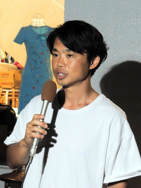 落選の一報を受け、インタビューに答える久本和明氏＝加古川市尾上町安田