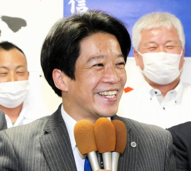 ３選を決め、笑顔を見せる岡田康裕氏＝加古川市加古川町寺家町（撮影・笠原次郎）