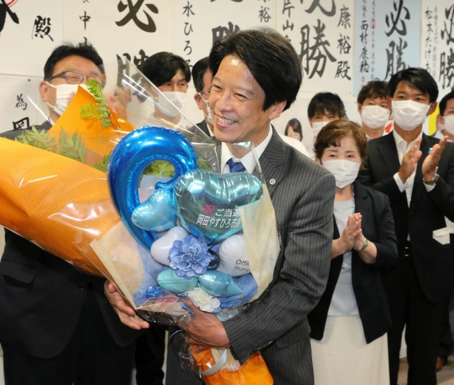 ３選を決め、笑顔を見せる岡田康裕氏（中央）＝加古川市加古川町寺家町（撮影・笠原次郎）